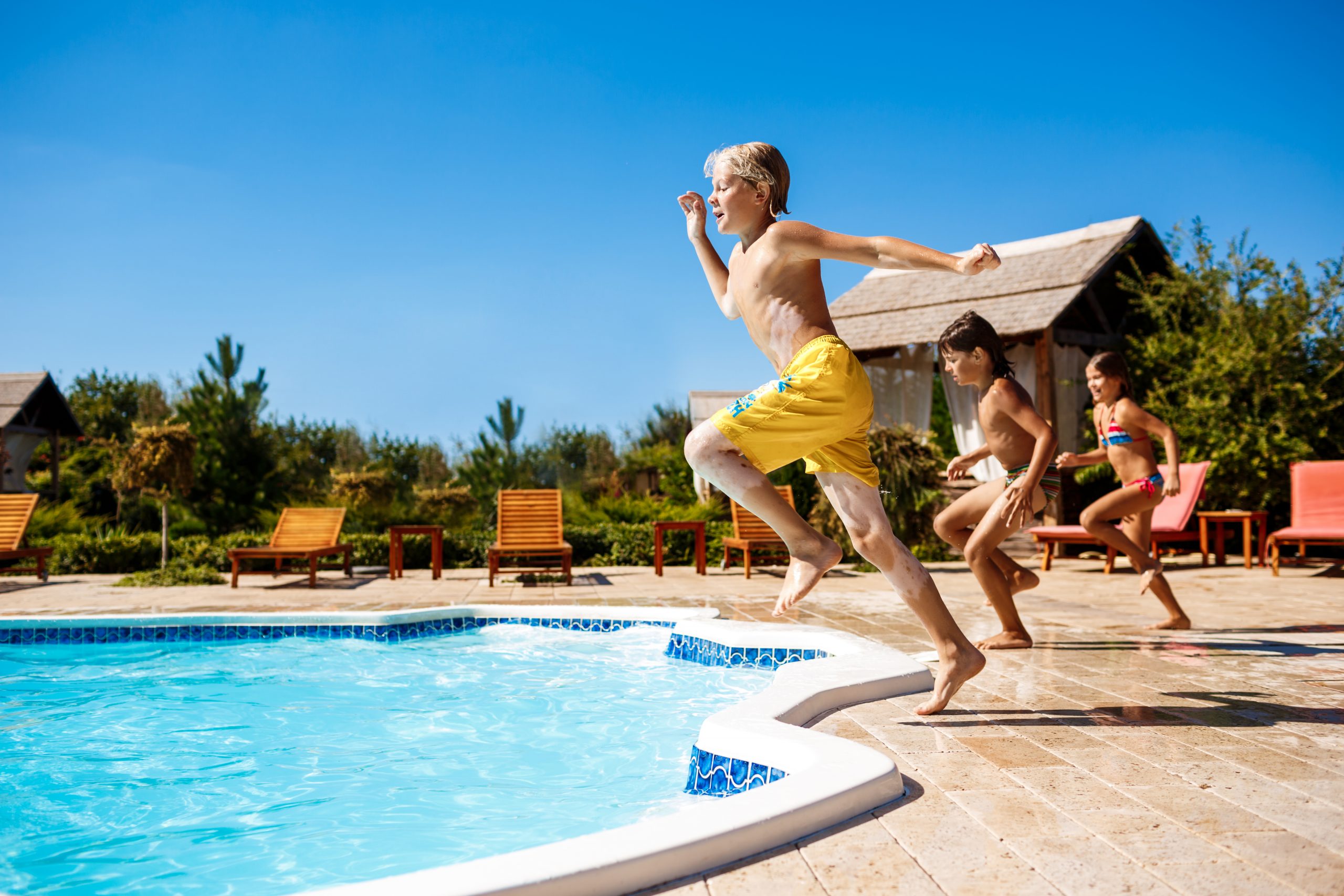 5 juegos de piscina para hacer con tus hijos