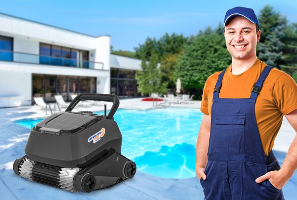 Imagem de piscineiro ao lado do robô aspirador Aspiramax da Nautilus