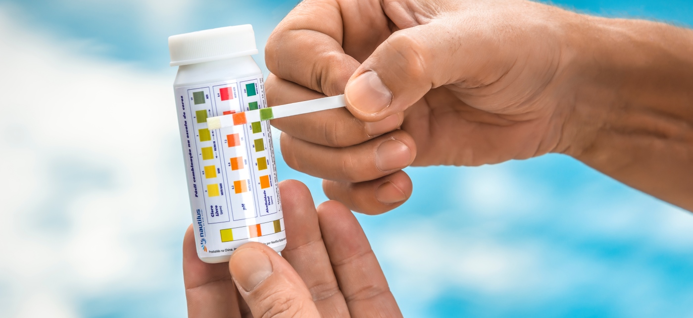 Como explicar o tratamento químico da piscina para clientes?