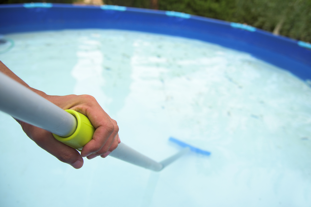 Descubre cuáles son los accesorios de piscina imprescindibles que debes tener en casa
