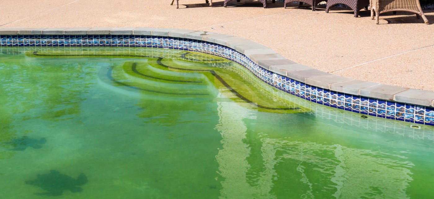 Cómo el mantenimiento de la piscina en invierno evita el agua verde