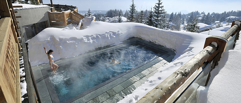 A piscina no SPA do hotel LeCrans na Suíça