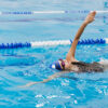 Garota nadando em piscina olímpica
