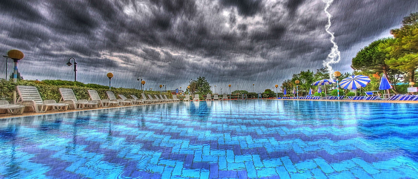 O perigo dos raios e das tempestades nas piscinas