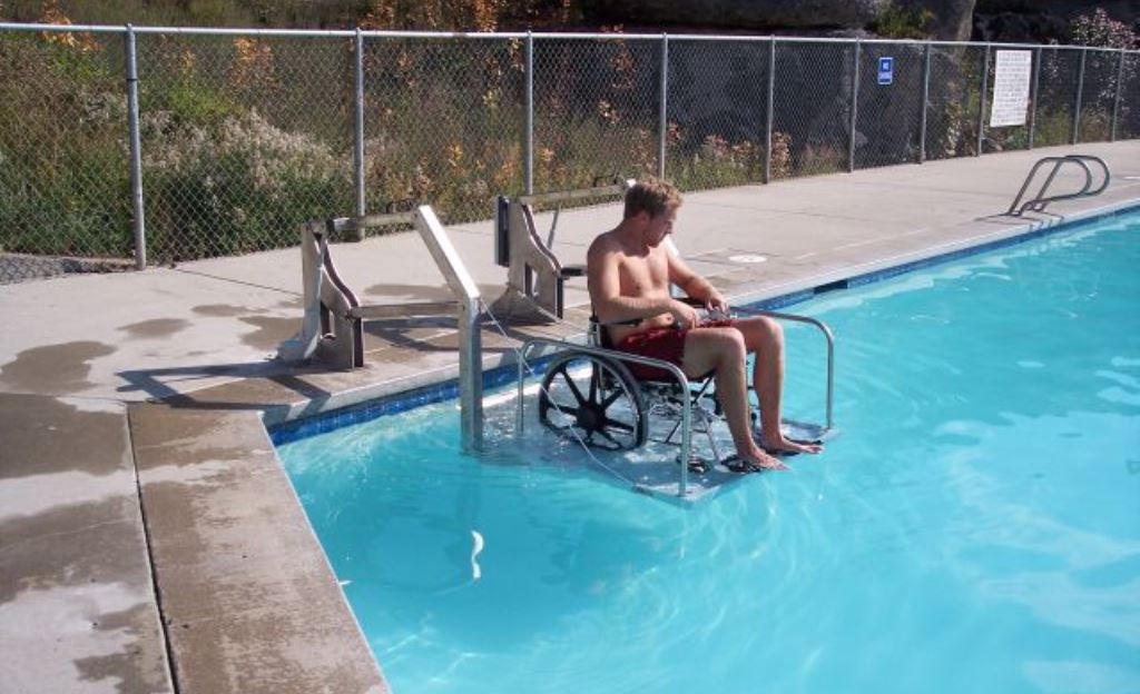 Segurança na piscina para pessoas com deficiência